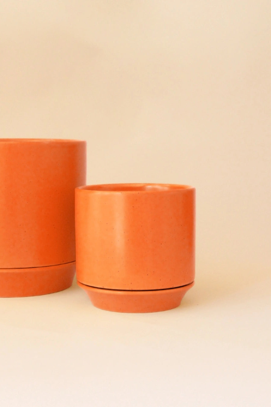 Parker Planter Marmalade Speckle with Trivet 4.5" on a warm beige background ©Jungle Club