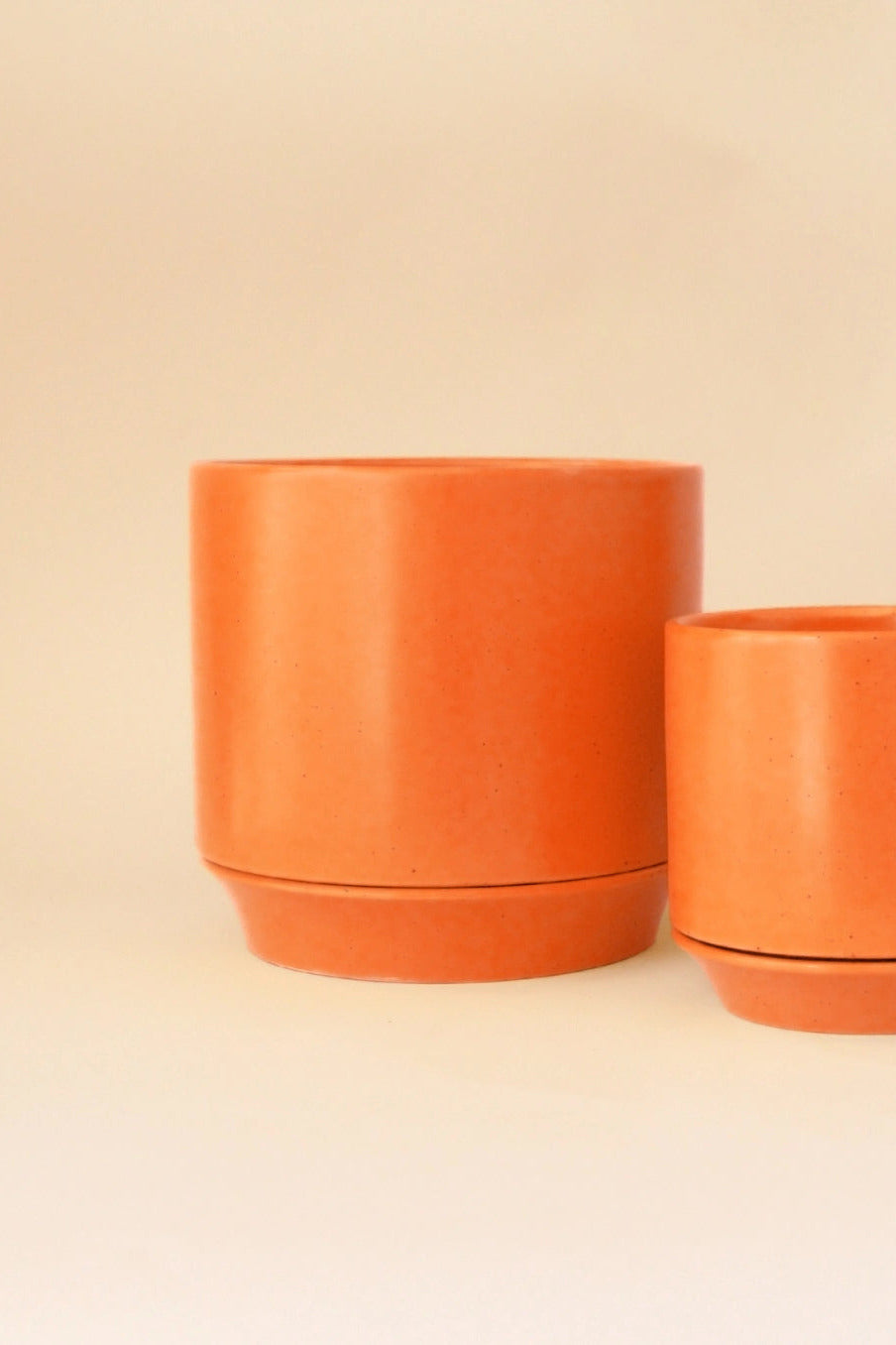 Parker Planter Marmalade Speckle with Trivet 6.75" on a beige backgroun ©Jungle Club
