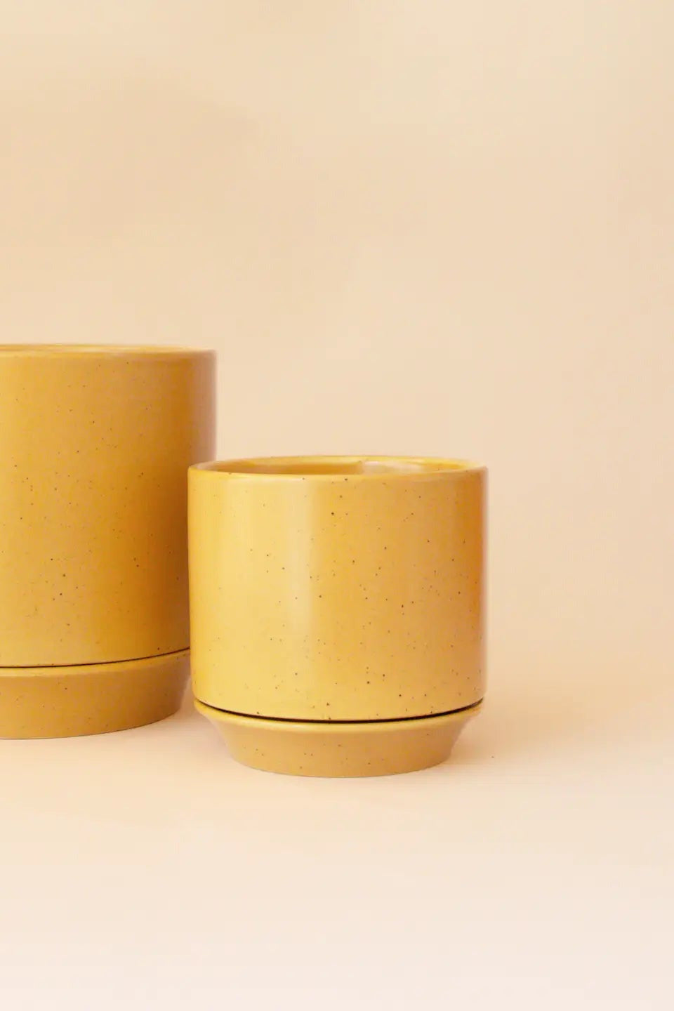 Honey Speckle Parker Planter on a peach backgroundd ©Jungle Club