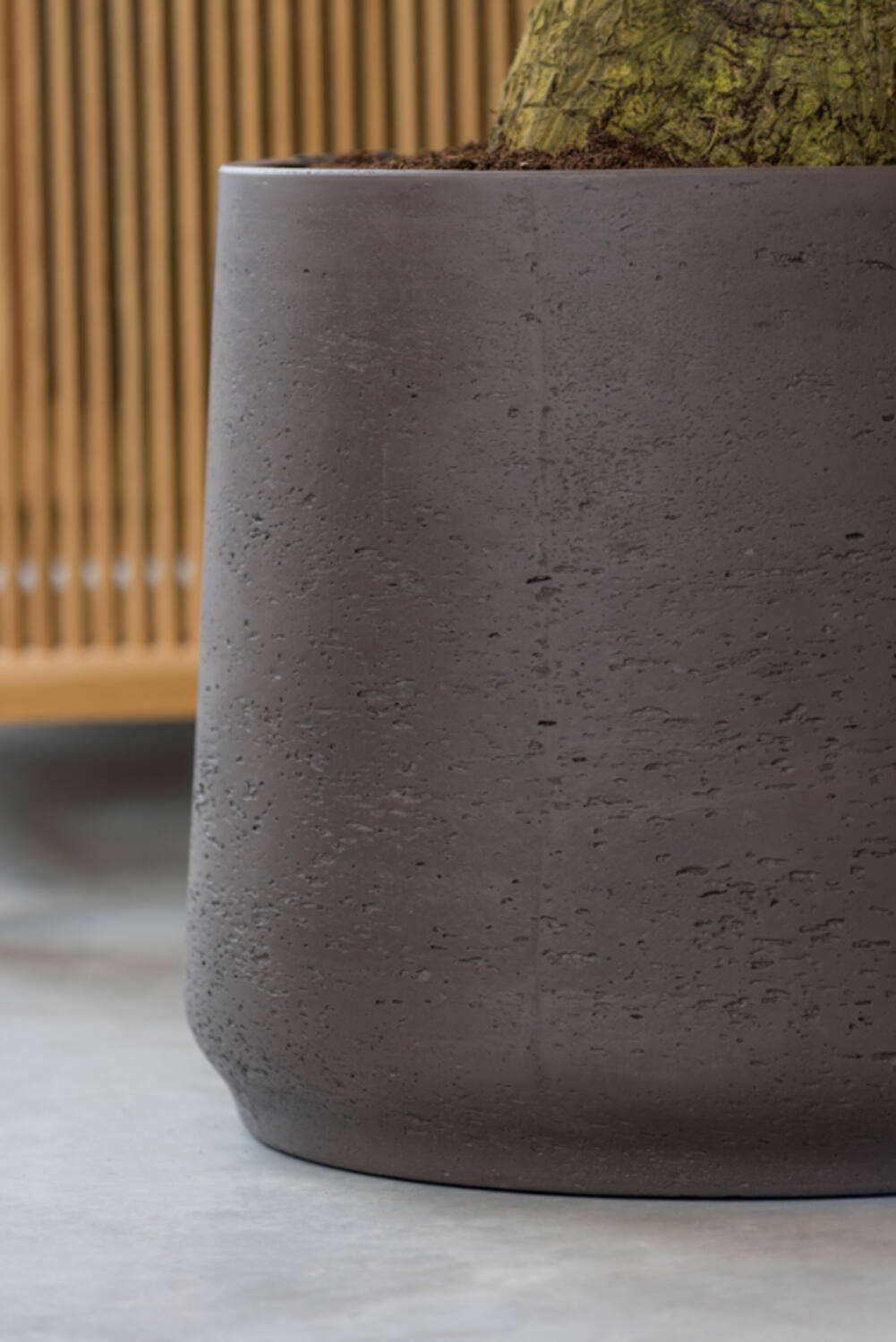 Pottery Pots Patt Black Washed Pot showing the detail on the pot with a close up of the side.