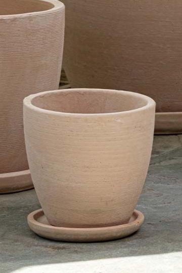 Small Shell Lara Planter empty sitting in front of larger Shell Lara planters.