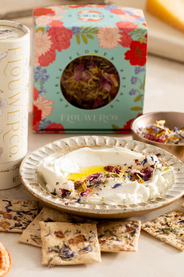 dip with crackers with edible flower petals and decorative packaging on a table ©Flouwer Co.