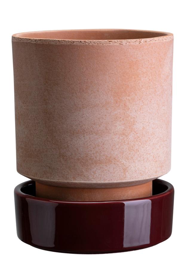 Rosa and Burgundy Hoff Pot by Bergs Potter in front of a white backdrop ©Bergs Potter