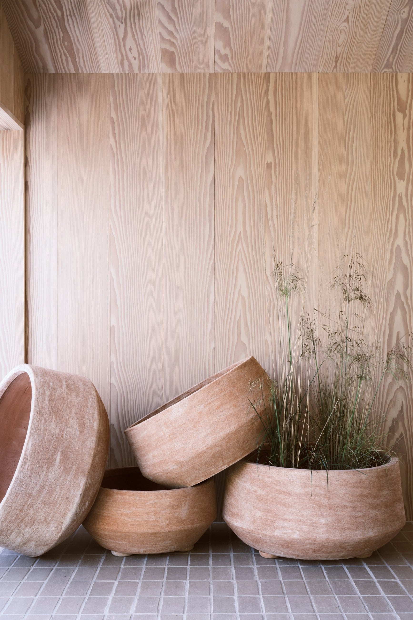 Set of Doma Rosaplanters against a wooden wall ©Bergs Potter