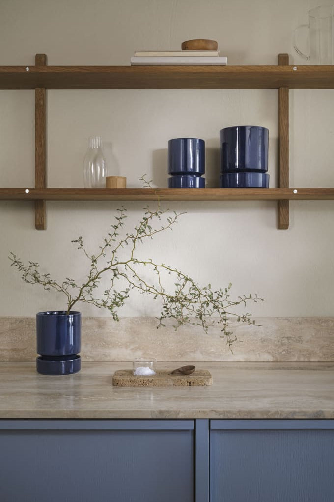 Wooden shelves with decorative items in a blue scheme ©Bergs Potter