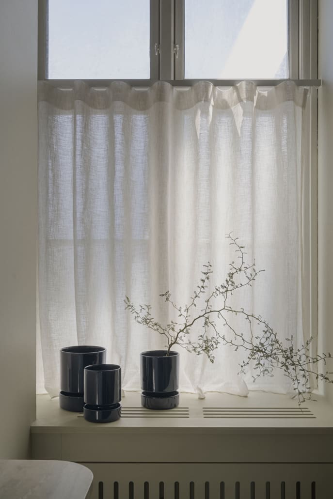 Sapphire Blue flowers pots in front of neutral curtains ©Bergs Potter