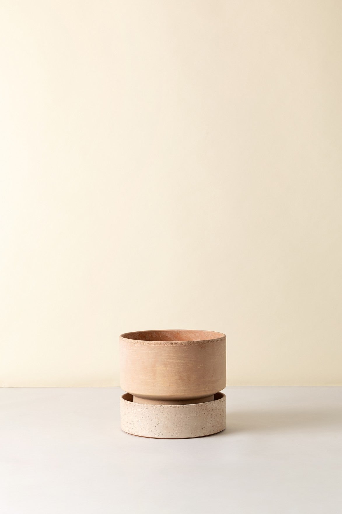 Rosa Hoff low pot on a light background ©Bergs Potter