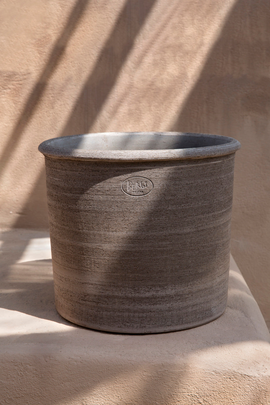Grey Modena planter without a saucer ©Bergs Potter