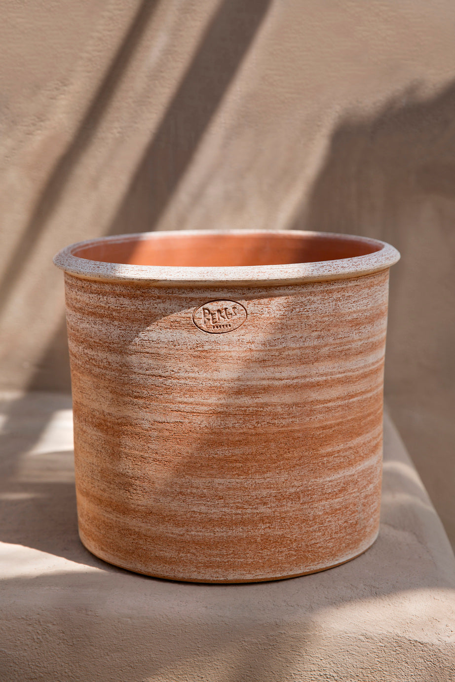 Terracotta Rosa Modena pot with a textured surface on a beige background ©Bergs Potter