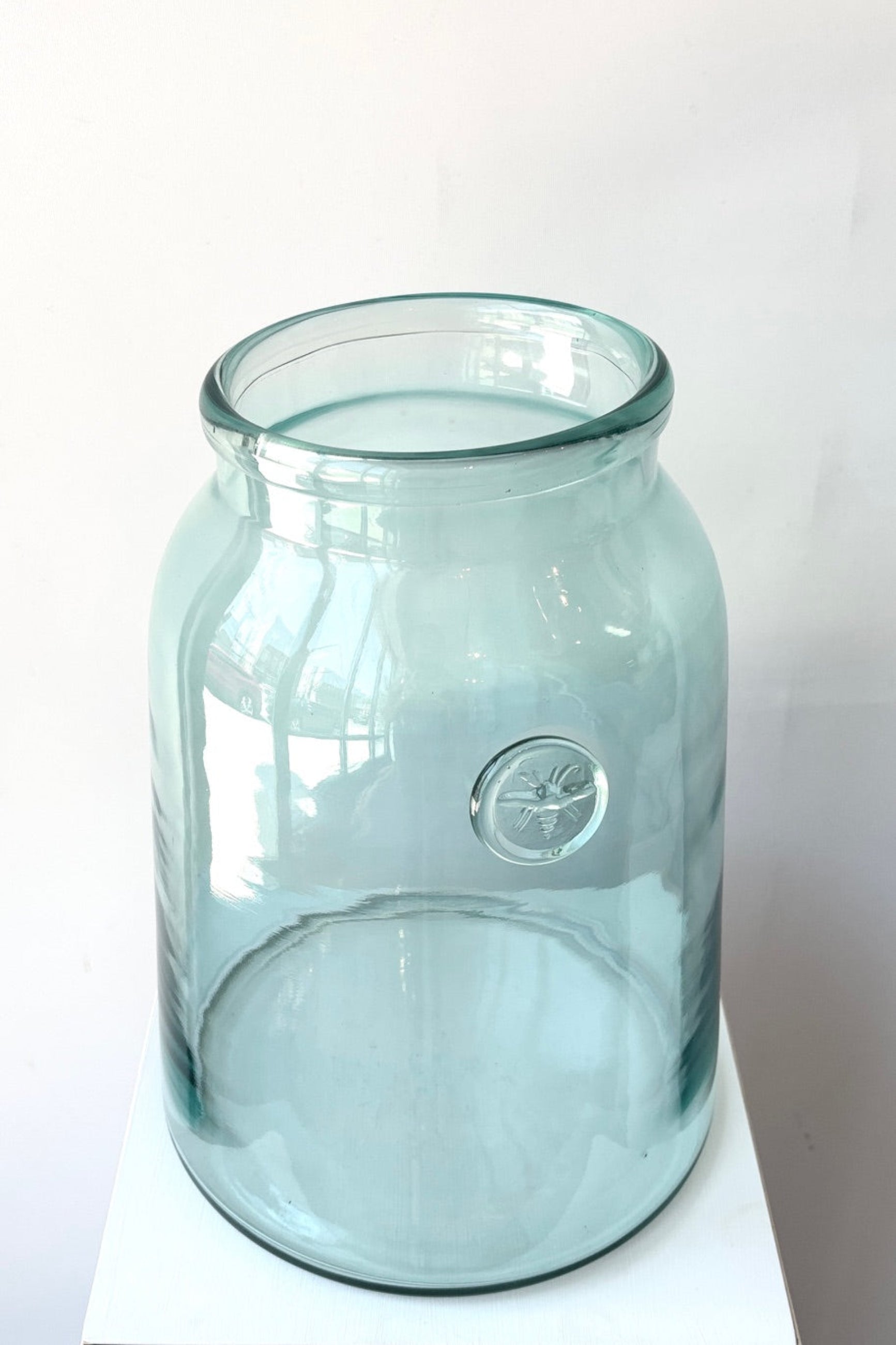 Top view French Bee Mason Jar Clear extra-large against a white background ©Sprout Home