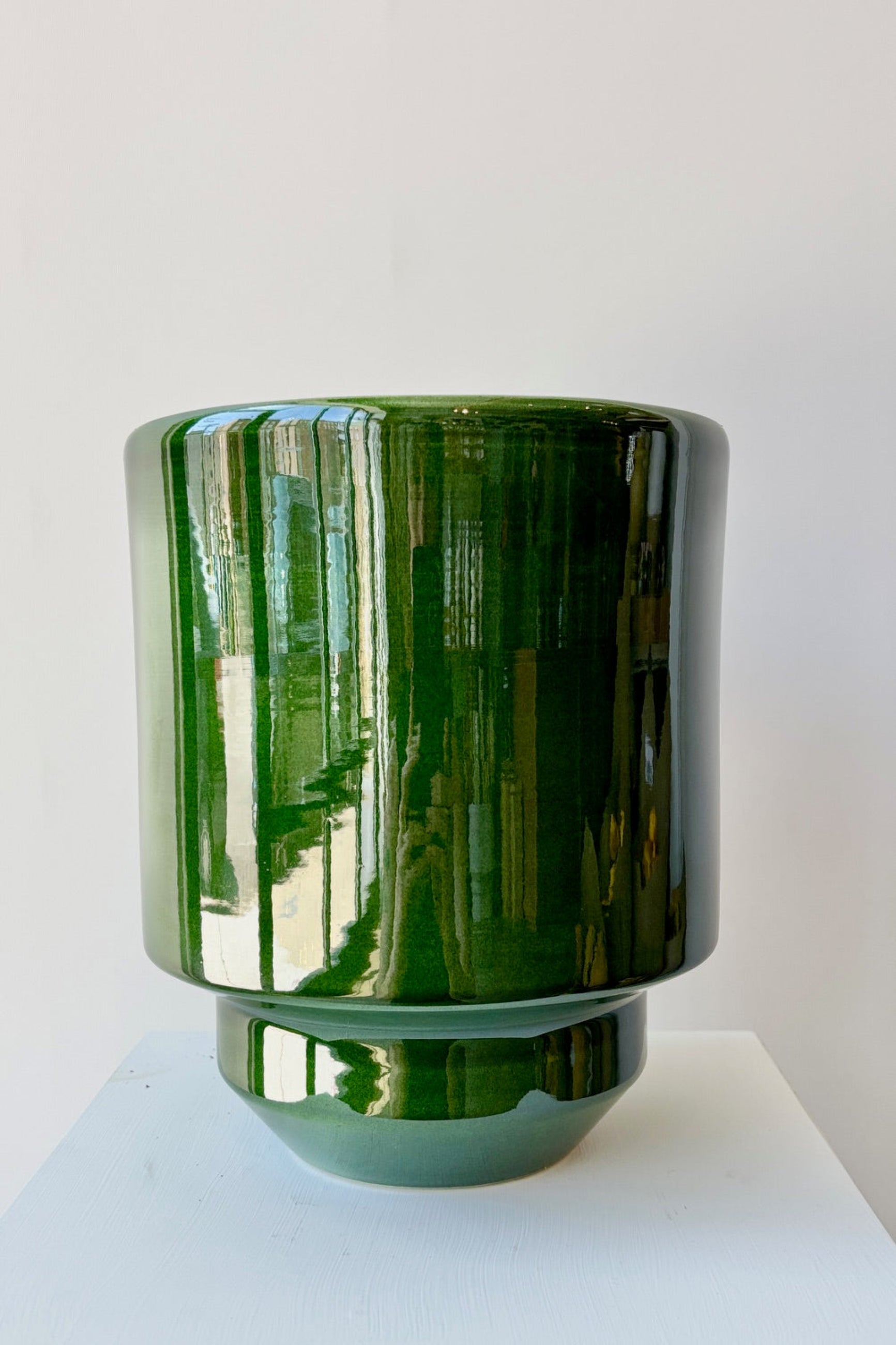 Emerald Green Hoff pot without saucer against a white wall ©Sprout Home