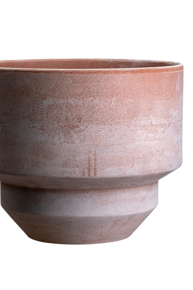 detail of the Rosa Hoff pot by Bergs Potter without a saucer on a white backdrop ©Bergs Potter