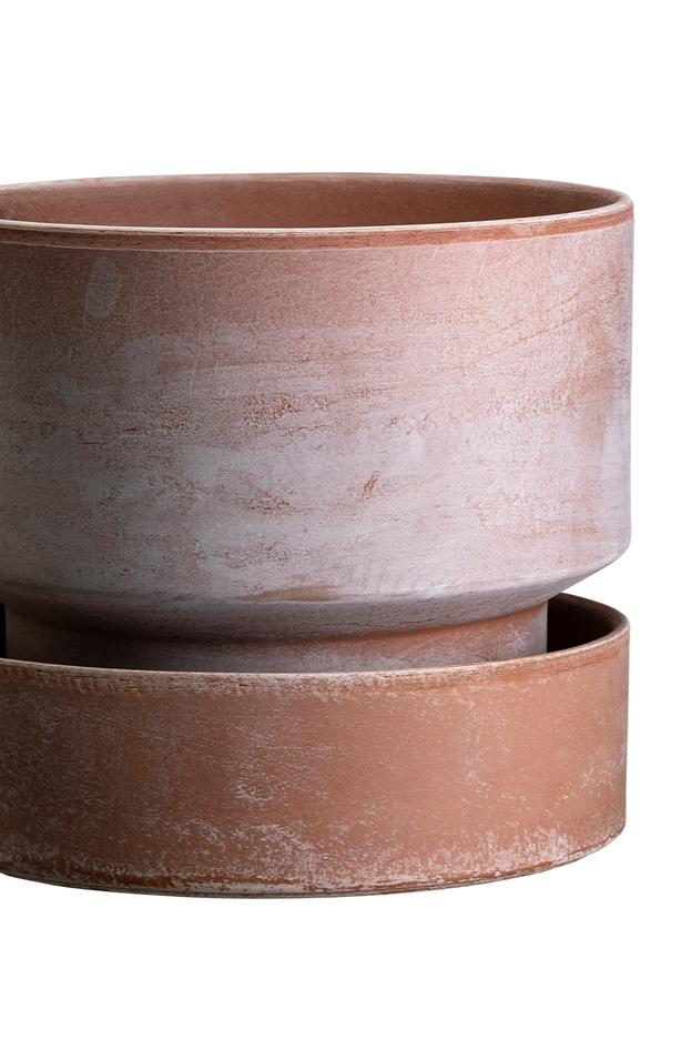 Detail of a portion of the Rosa Hoff pot by Bergs Potter 11.8" ©Bergs Potter