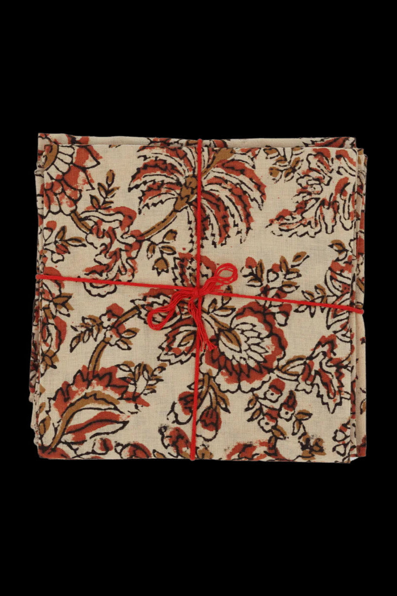 Cotton Napkins Melisse Ecureuil folded with a red string ©Suzette a Table