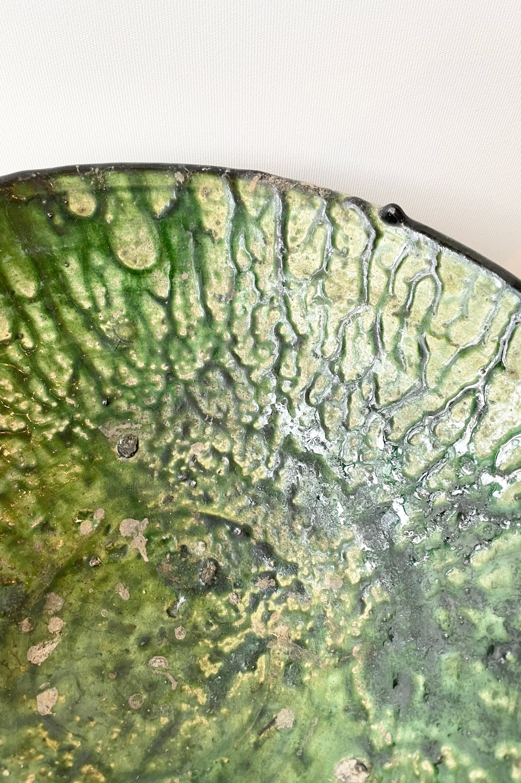 Detail of the green Tamegroute glaze ©Sprout Home