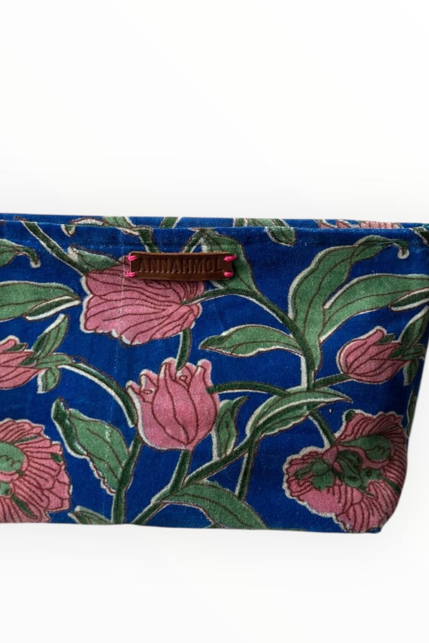 Floral blue and pink patterned pouch on a white background ©Annahmol