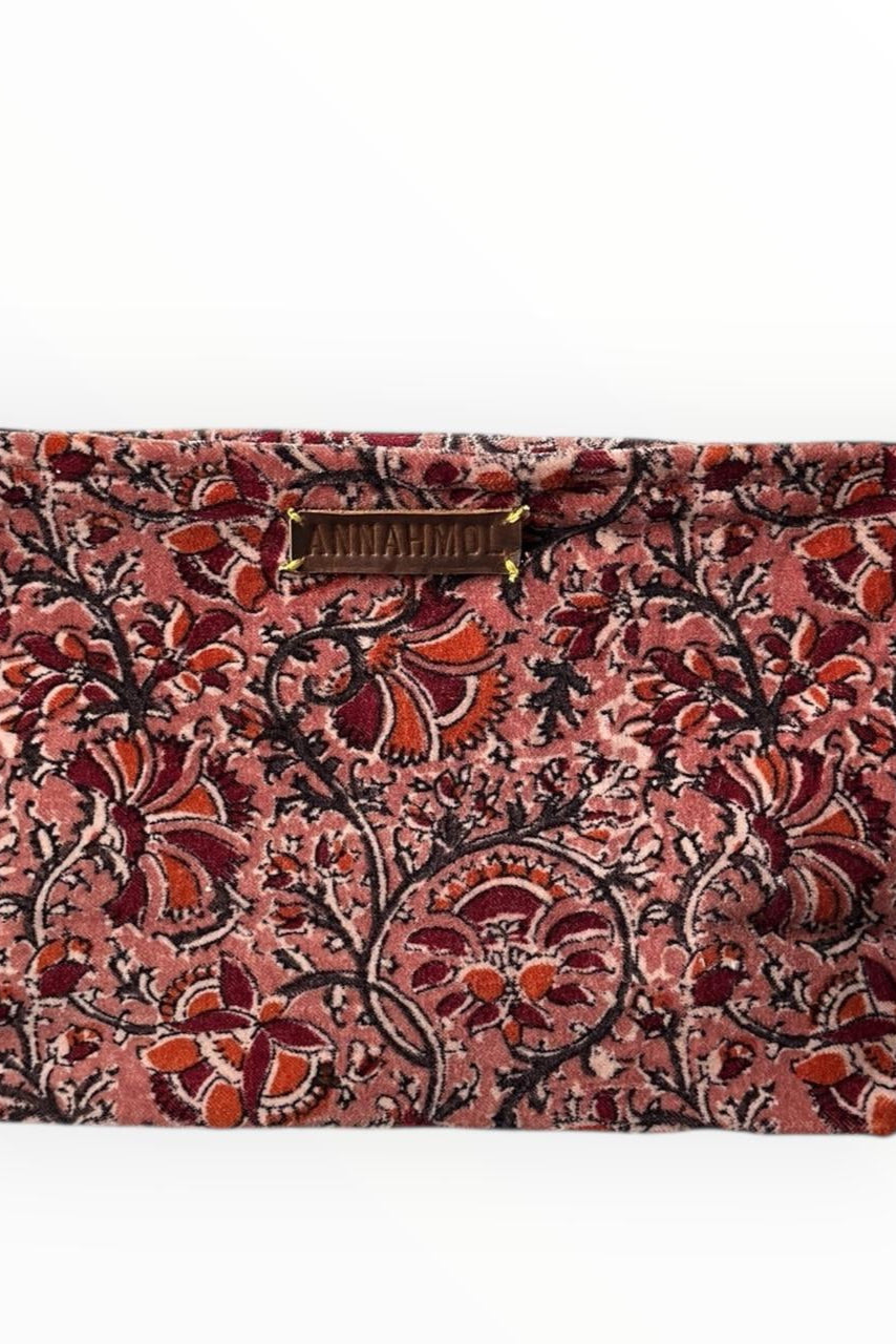 Floral burgundy patterned pouch on a white background ©Annahmol