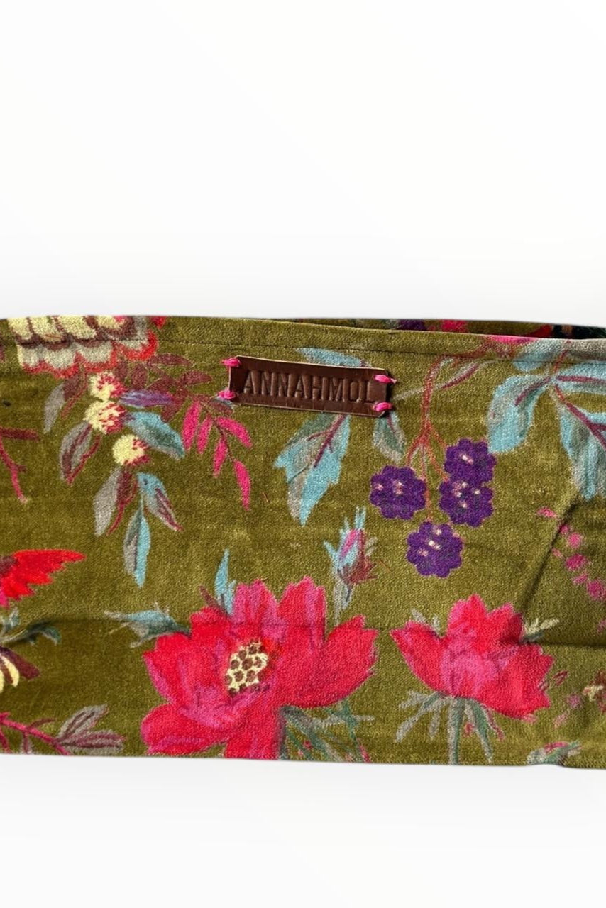 Floral green patterned pouch with branding on a white background ©Annahmol