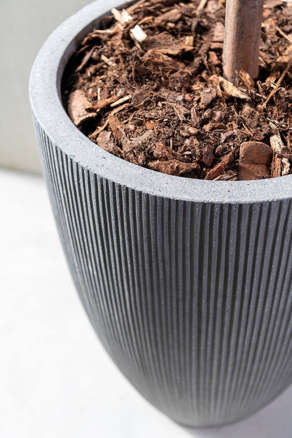 Pottery pots Ben Pot with vertical ridges in Dark grey large showing a detail of the rim from above.
