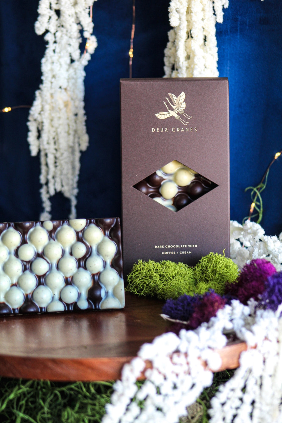 Chocolate bar with coffee and cream in a box with decorative elements on a dark background ©Deux Cranes