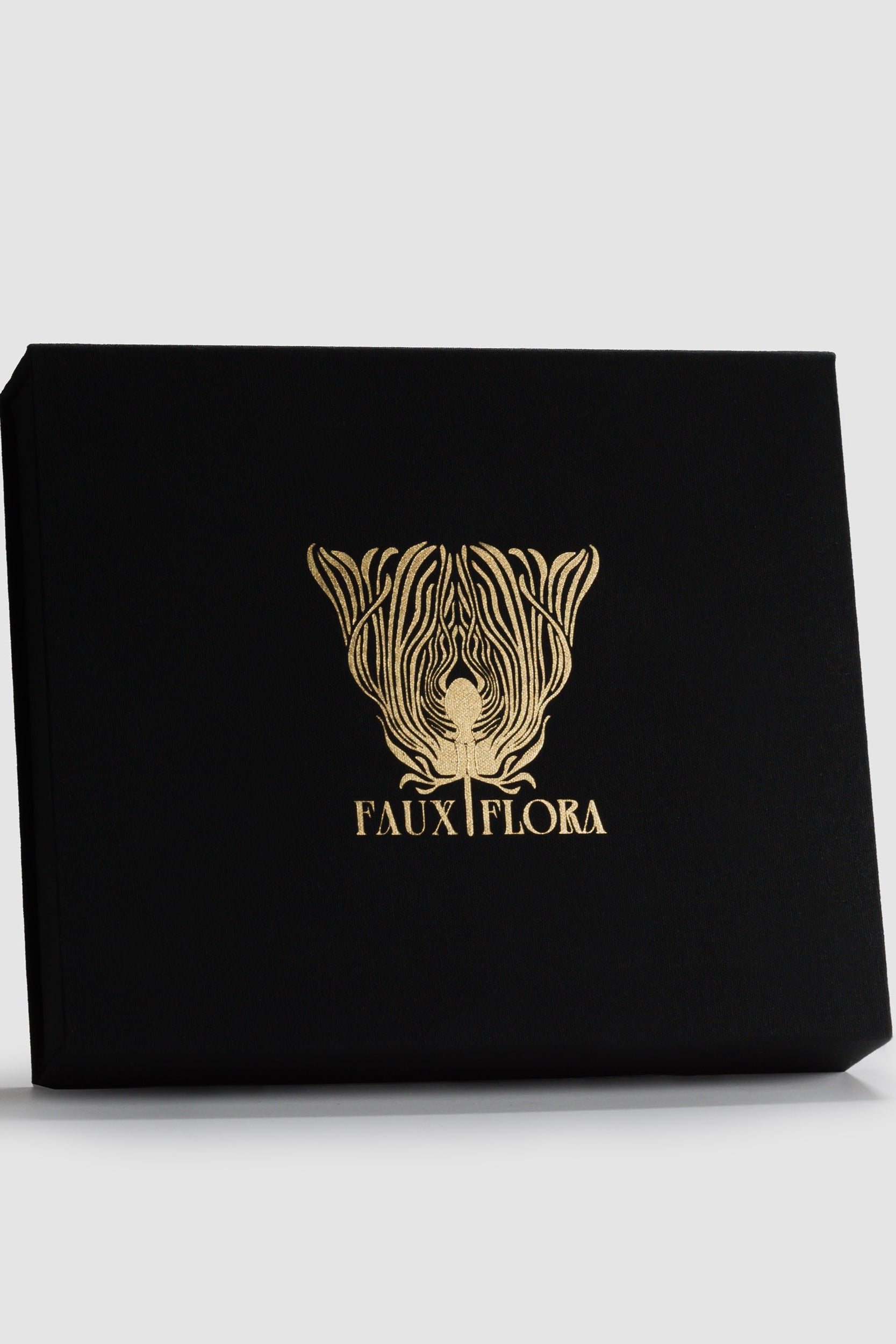 Black box with gold logo of the Faux Floral Discovery Set and text on a light gray background ©Fischersund