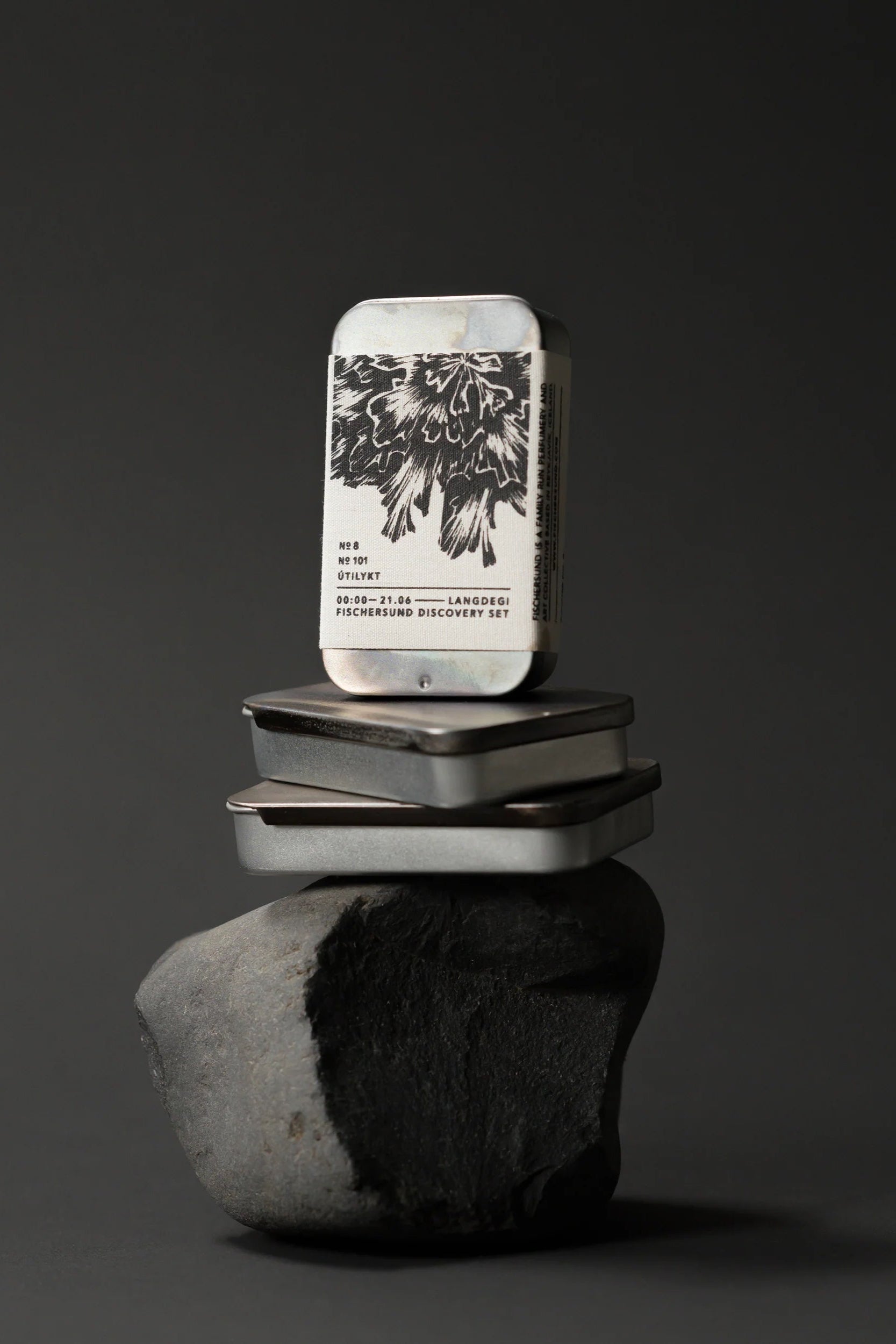 Stack of Langdegi (LIGHT) Discover SetS with a white label featuring black text and graphics on a reflective surface. ©Fischersund