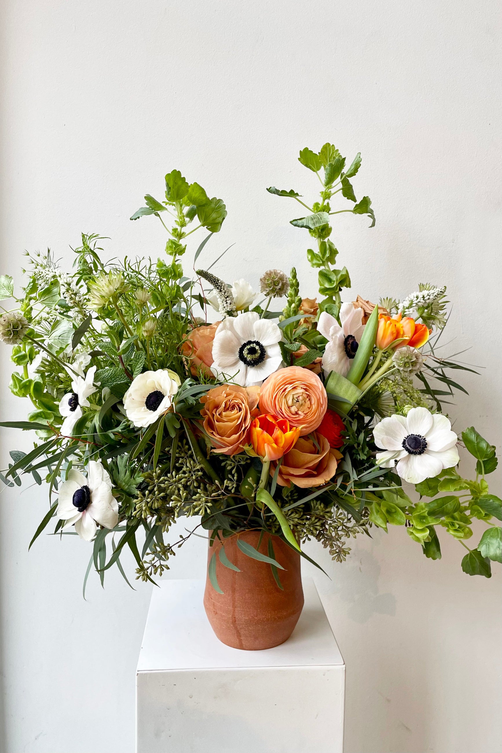 An example of fresh Floral Arrangement Earth with white anemone and peach ranunculus from Sprout Home Floral in Chicago ©Sprout Home #size_$200