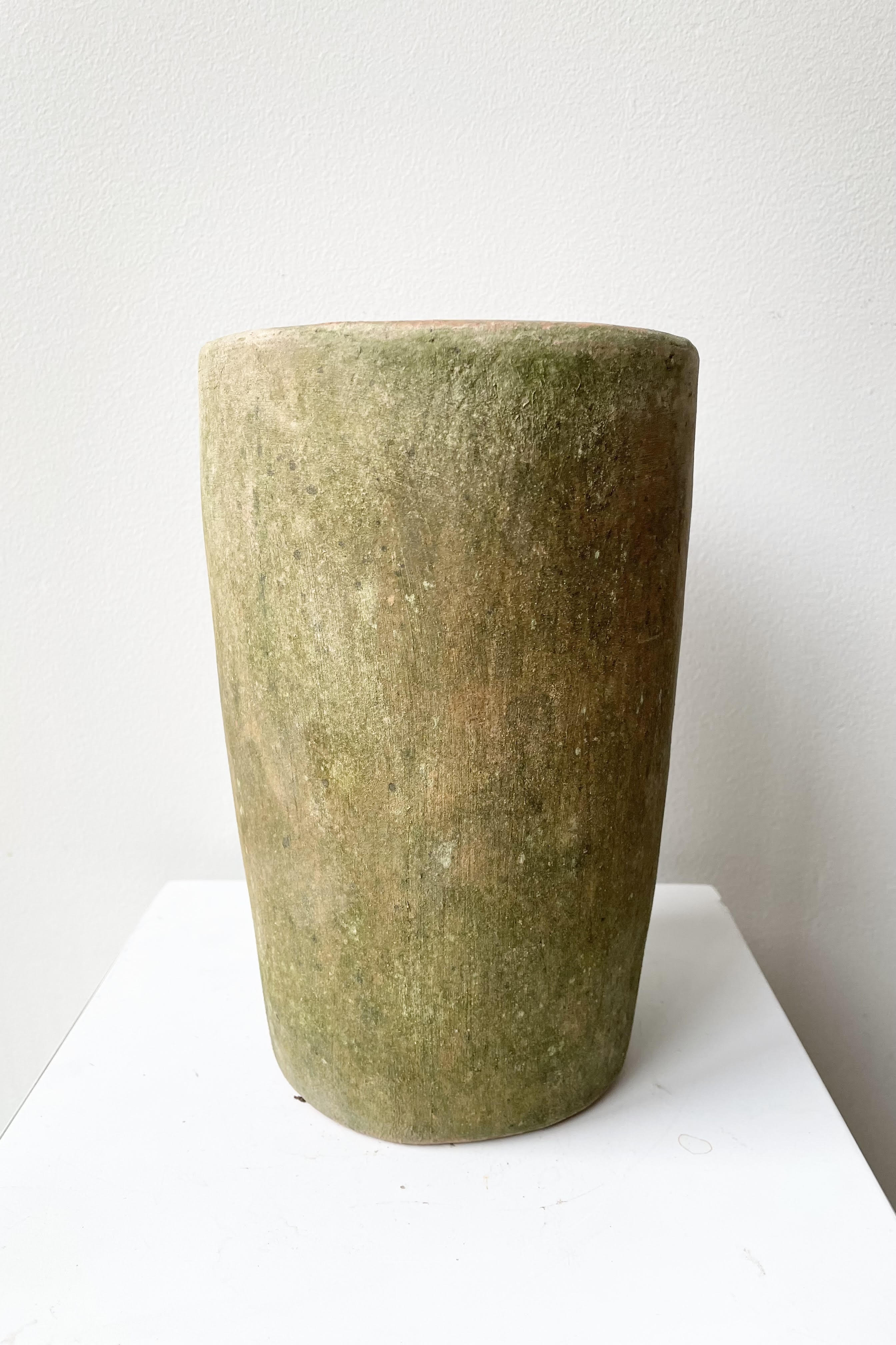 The small Aged Cylinder Planter sits against a white backdrop.