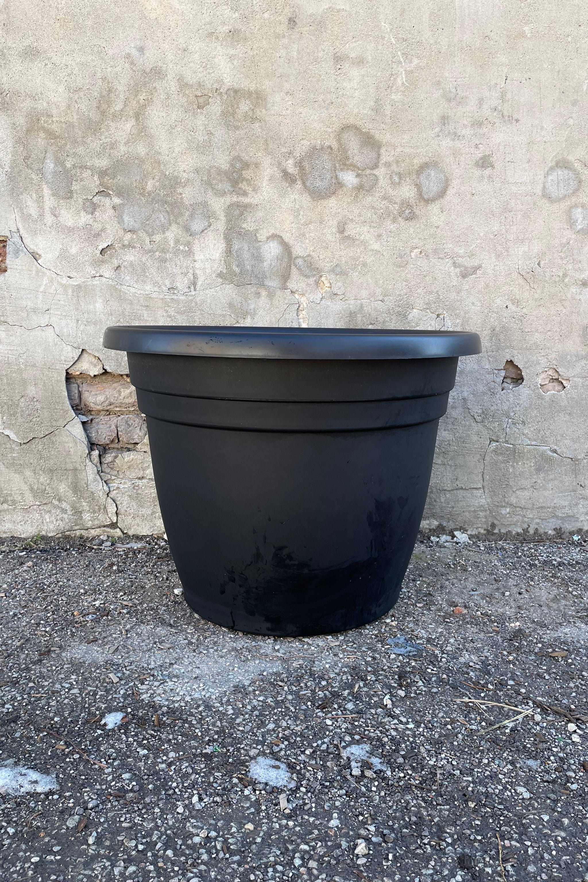 Emma Round Planter Black 25