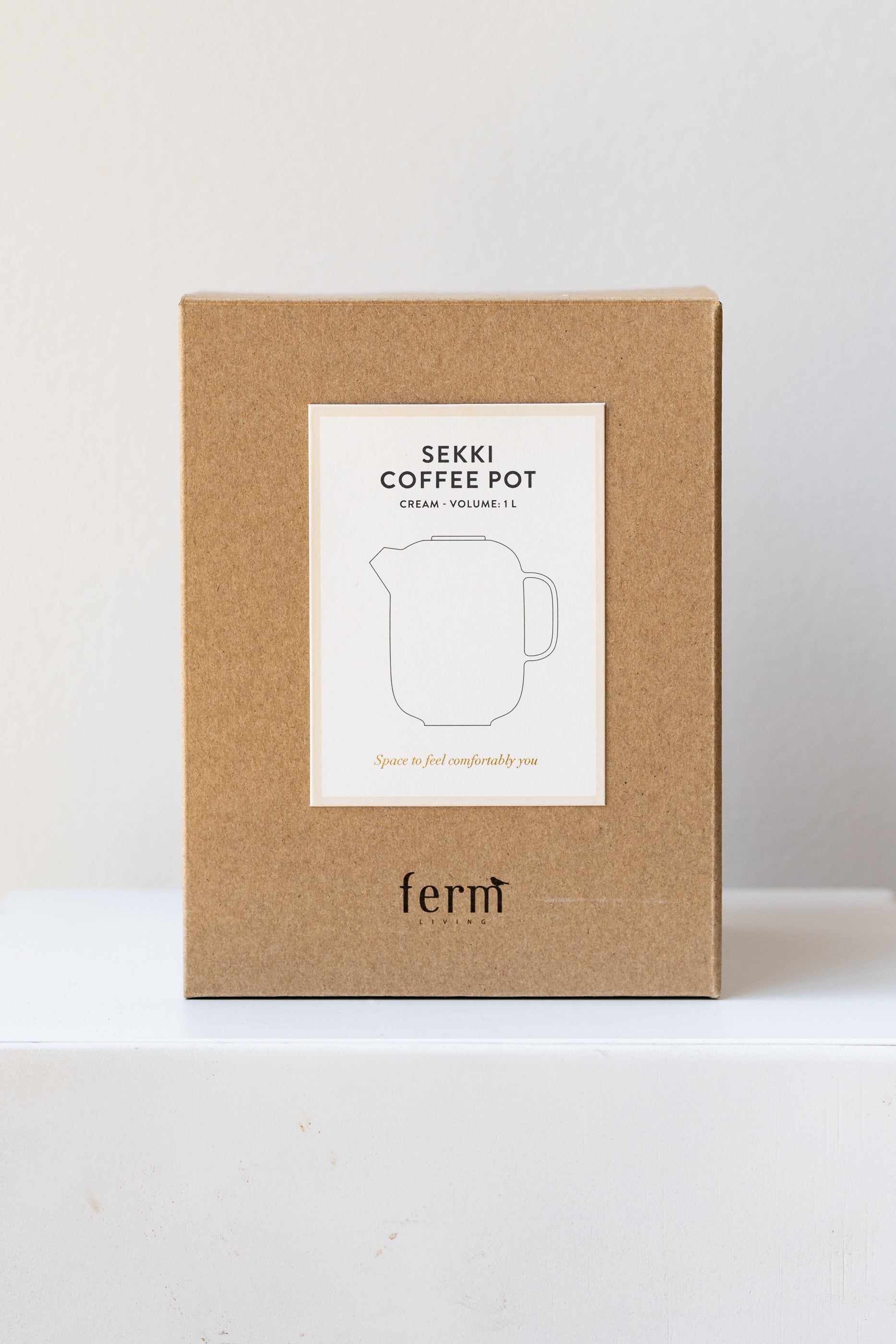 Box for Sekki coffee pot by Ferm Living in front of white background