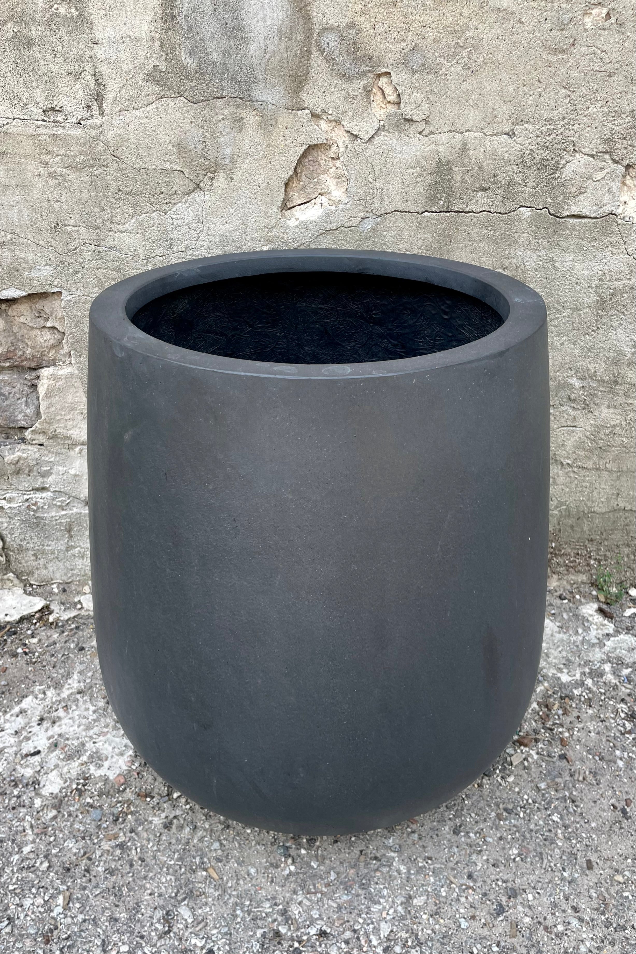 detail of the top of Pax Pot Fiberstone Black Medium against a grey wall