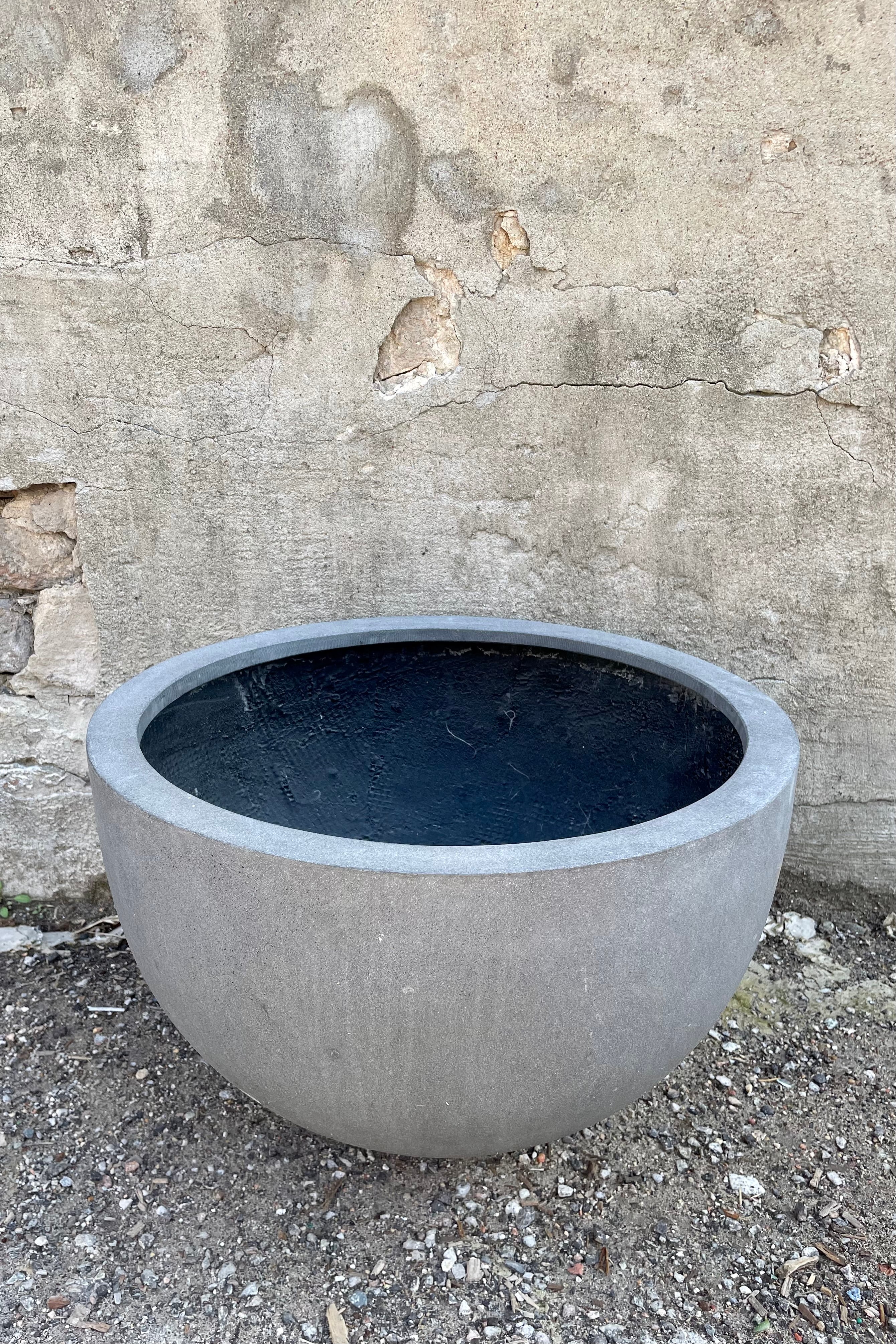 detail of Sunny Fiberstone Pot Grey Large against a grey wall