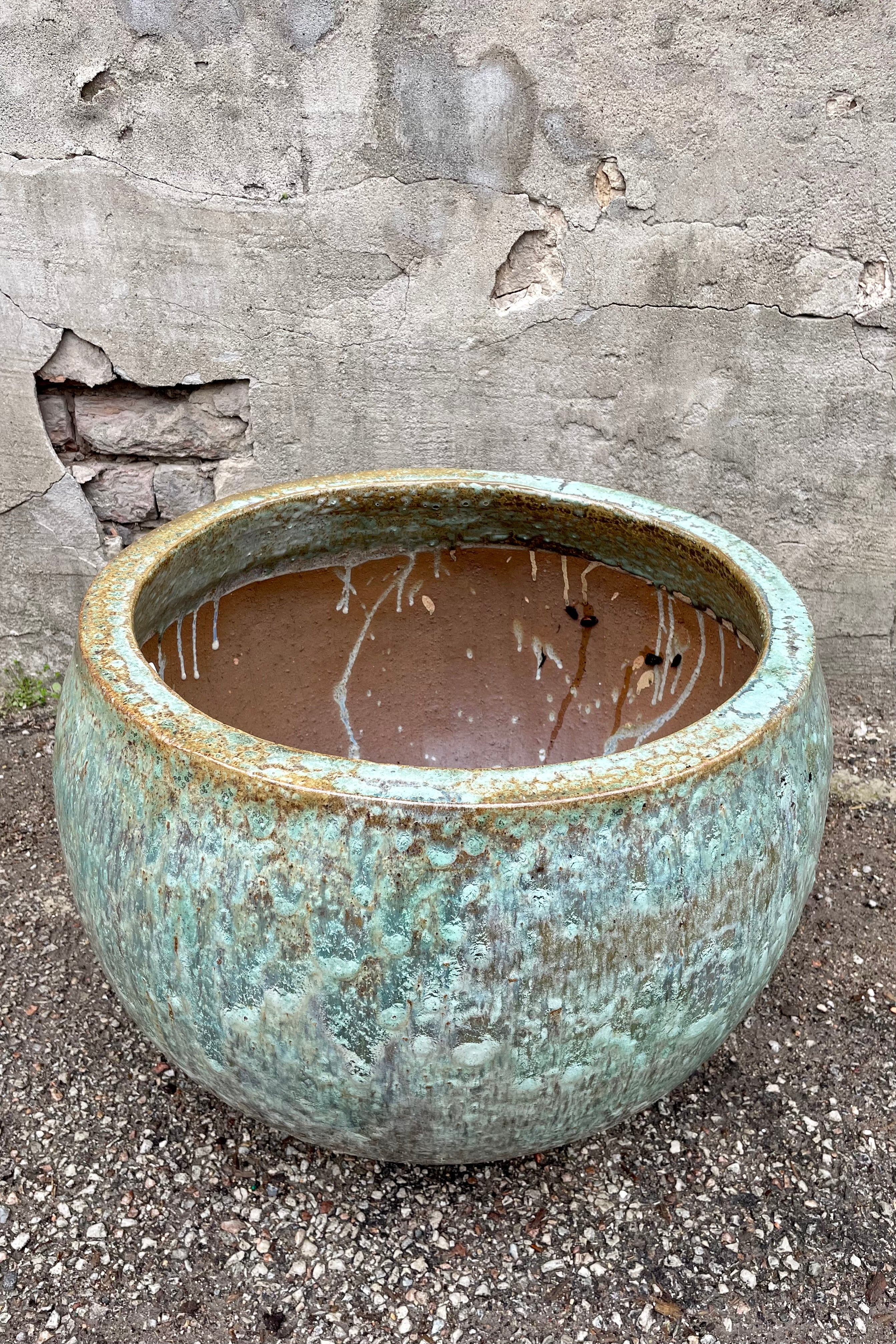 Malachitedetail of the top of Cercle Planter Large against a grey wall