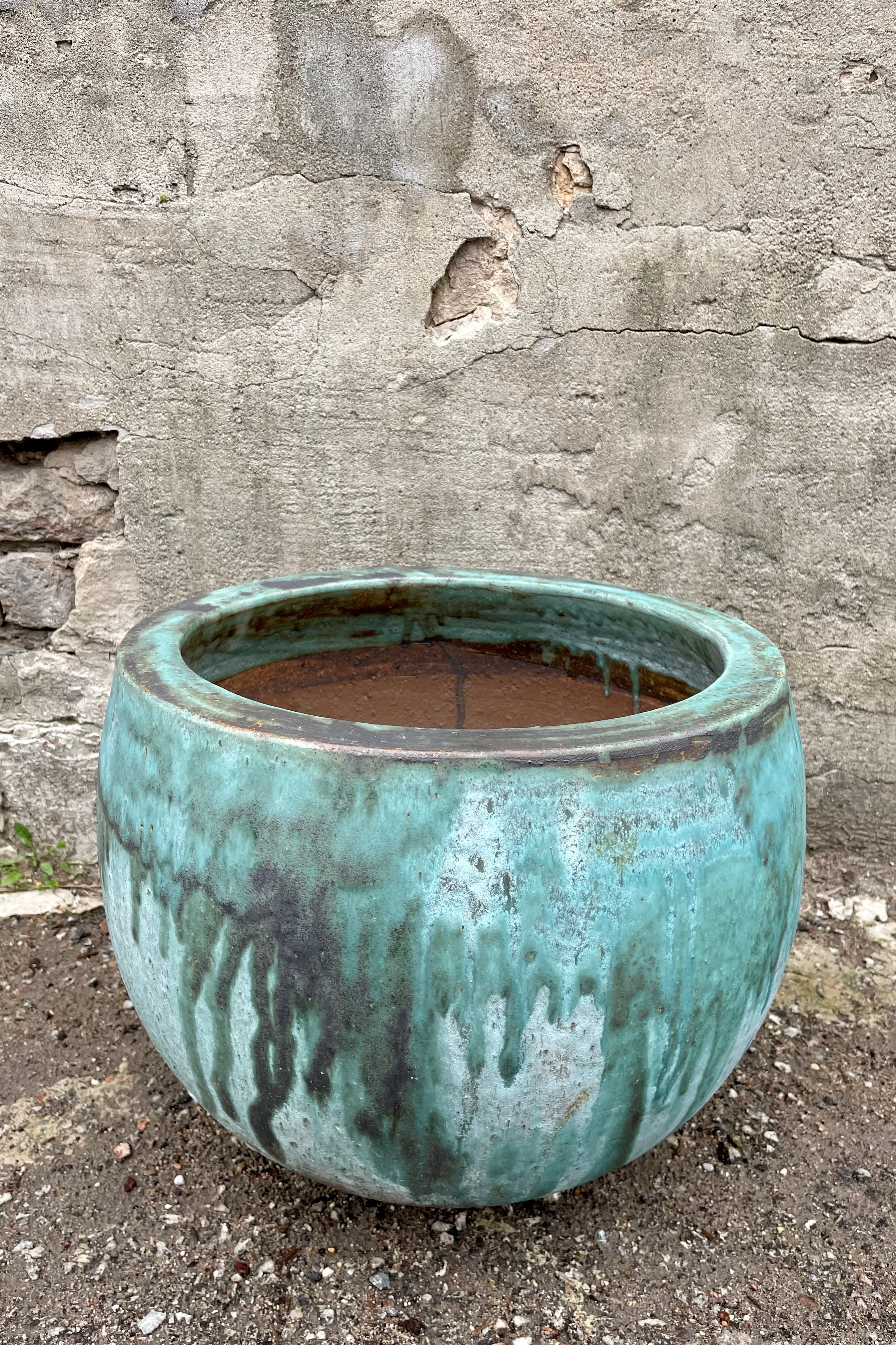 Malachite Cercle Planter Medium against a grey wall