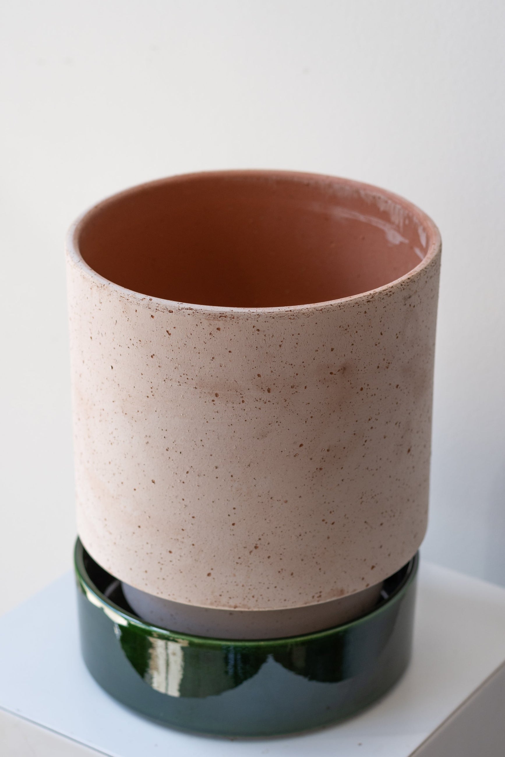 Bergs Potter Hoff Pot & Saucer rosa & emerald on a white surface in a white room ©Sprout Home