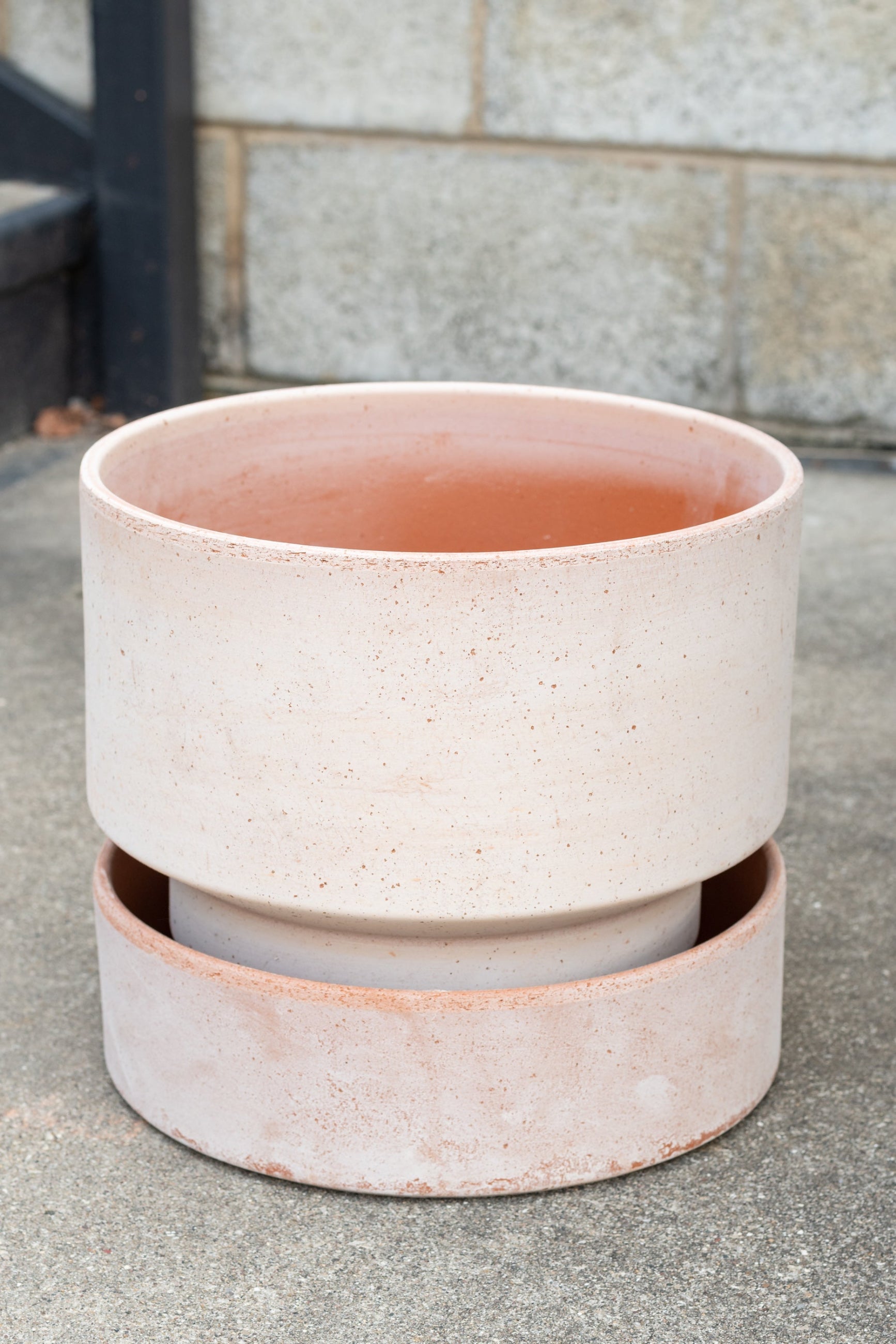 Bergs Potter Hoff Pot & Saucer rosa 11.8” in front of concrete brick wall ©Sprout Home