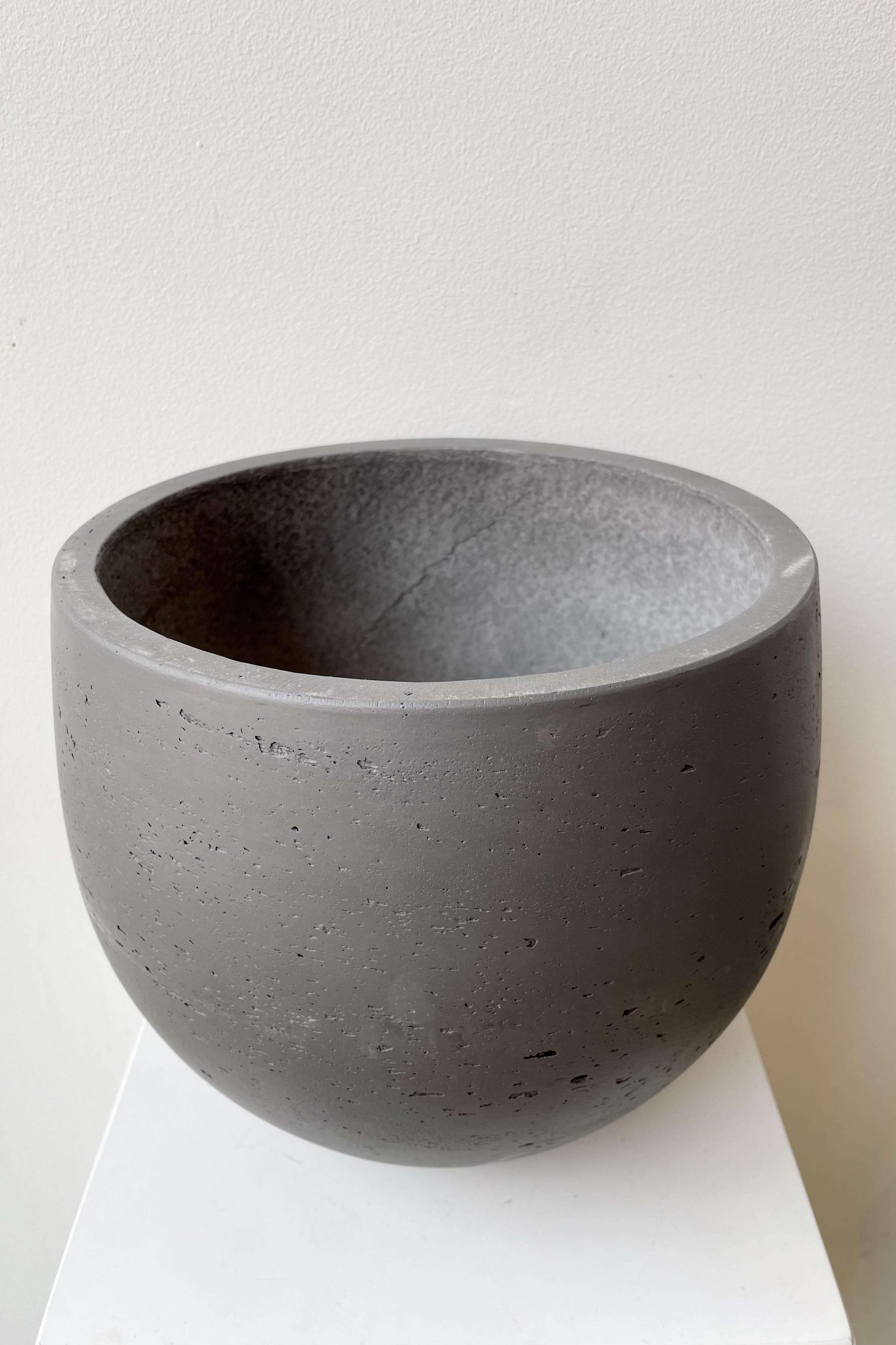 An aerial view of the Mini Orb black washed medium pot.