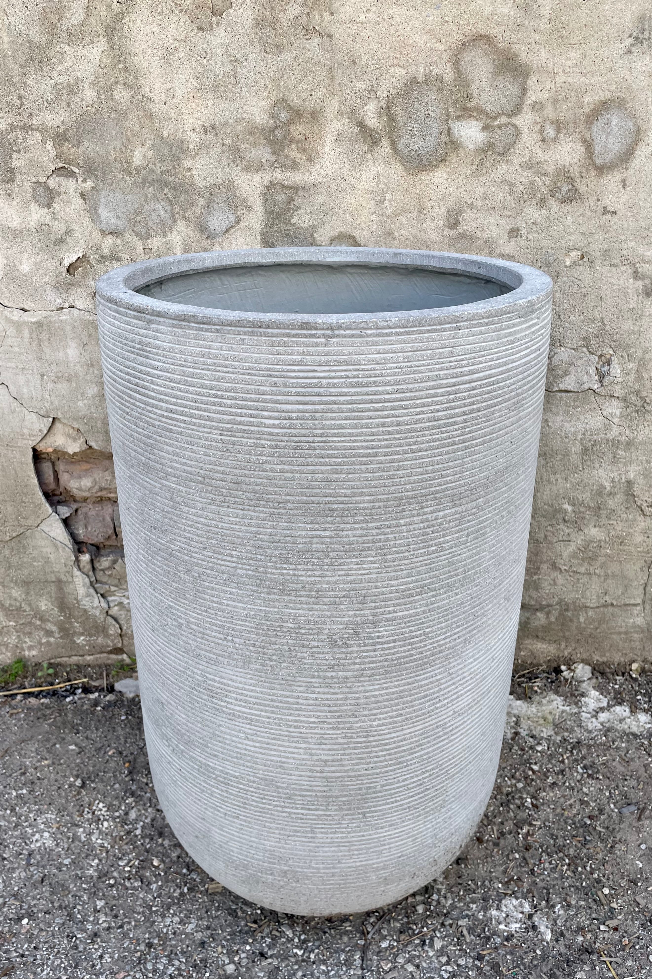 detail of Cody high Pot Horizontal ridged light grey large Rich text editor against a grey wall