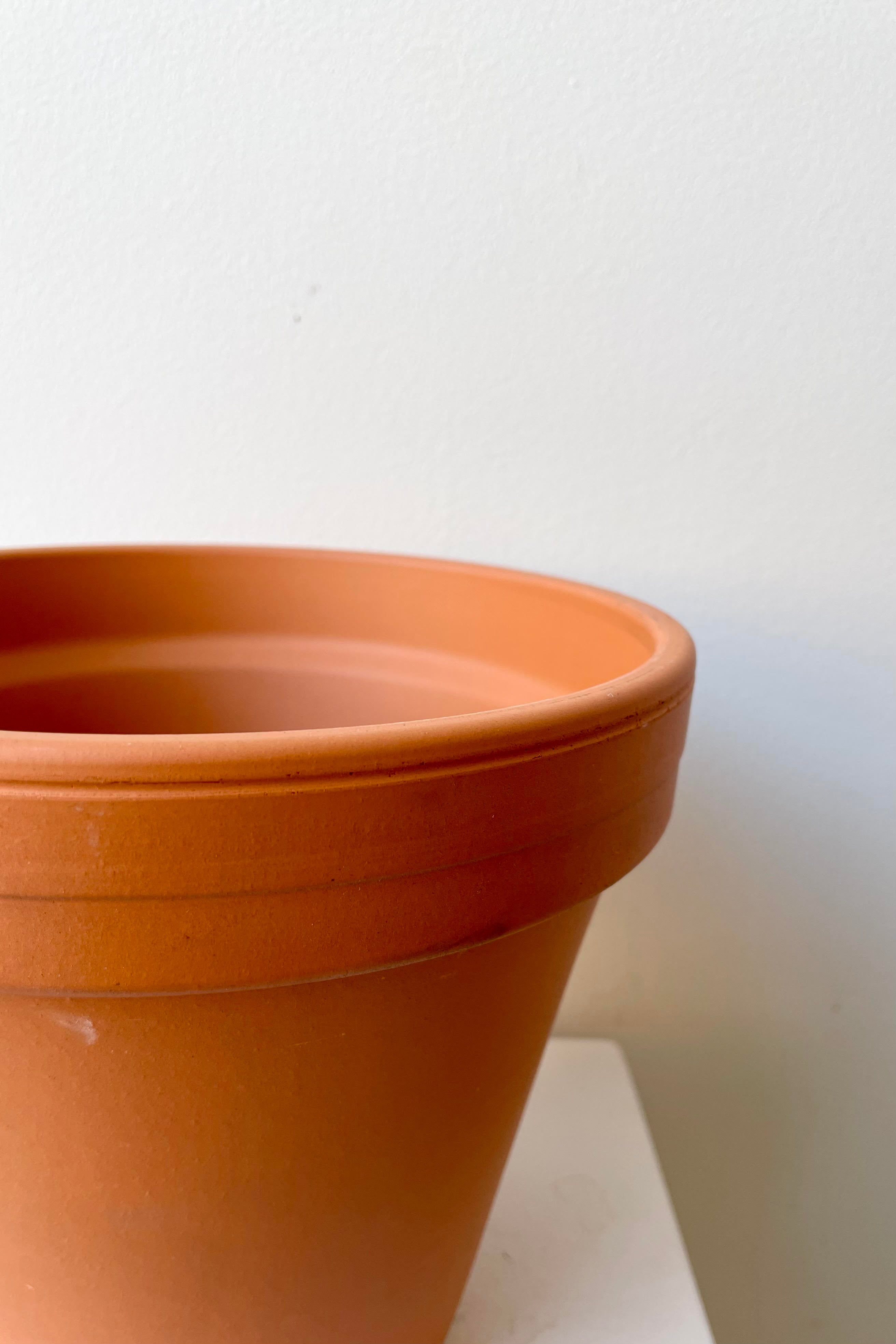A detailed look at the brim of the Clay Pot 8".