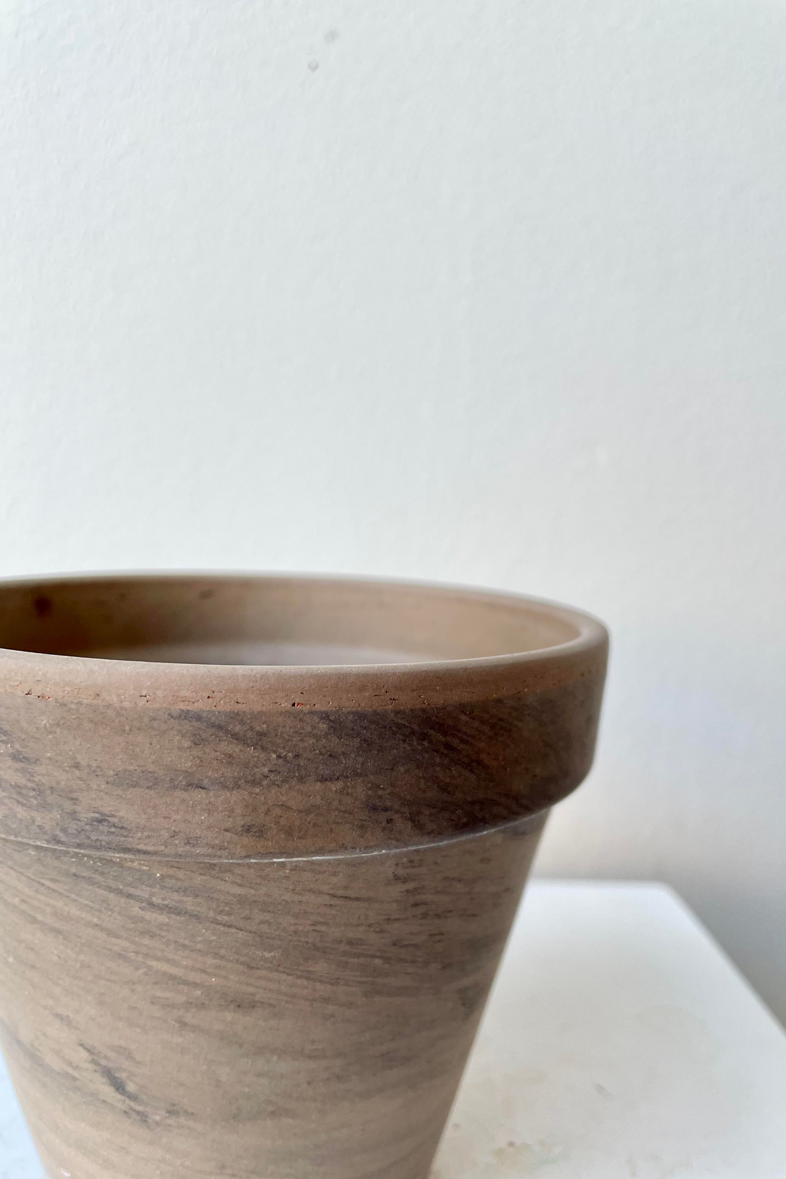 A detailed look at the Clay Pot dark basalt 4".
