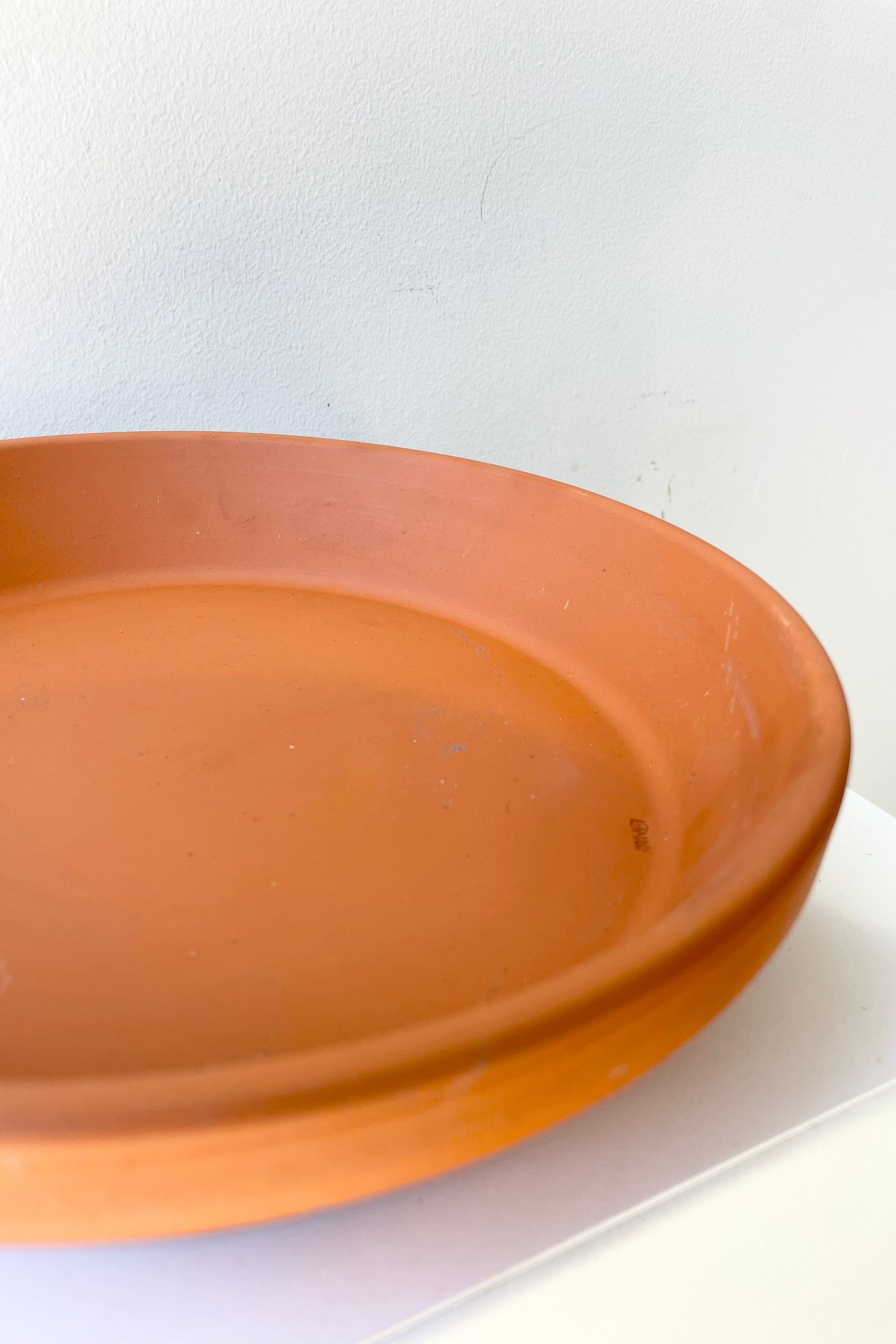 Claydetail of Saucer Red to fit 10" against a white wall