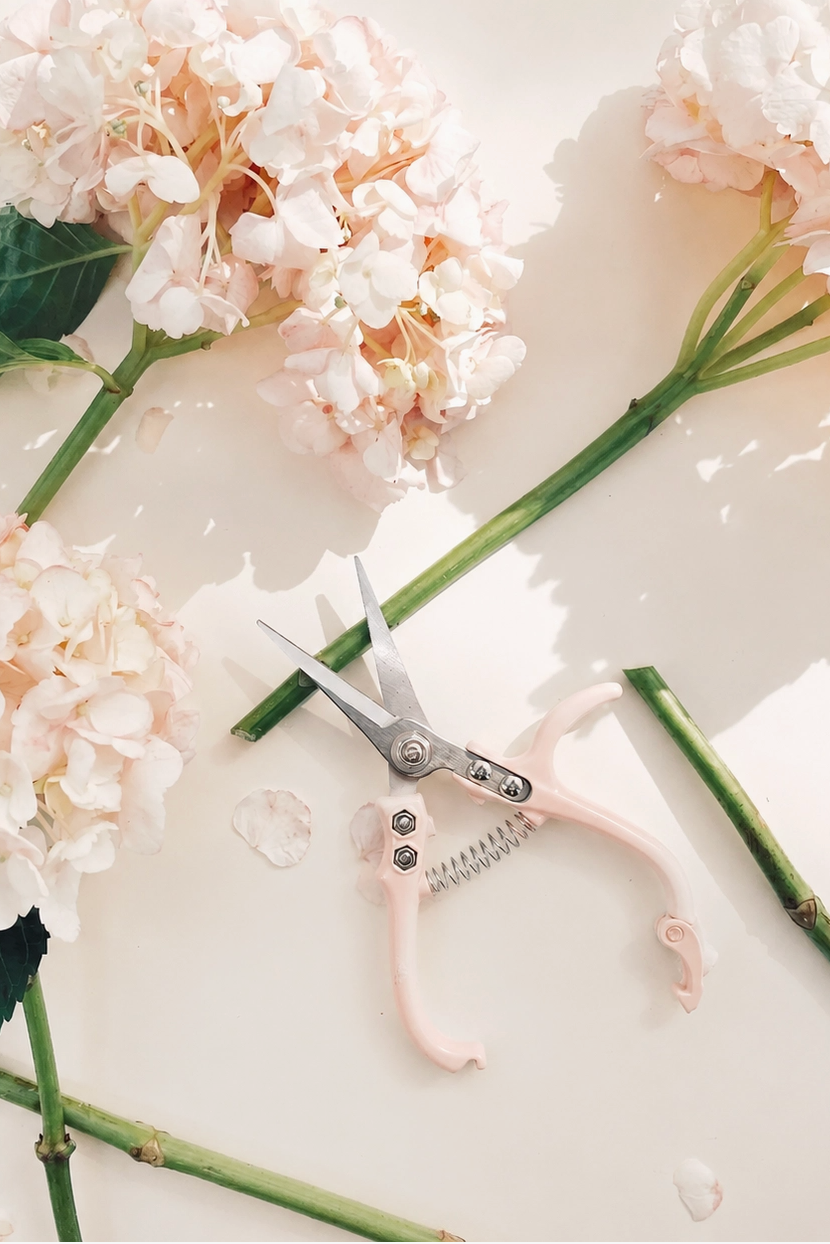 Vanilla off-white handled pruning shears with hydrangea flowers ©Jungle Club