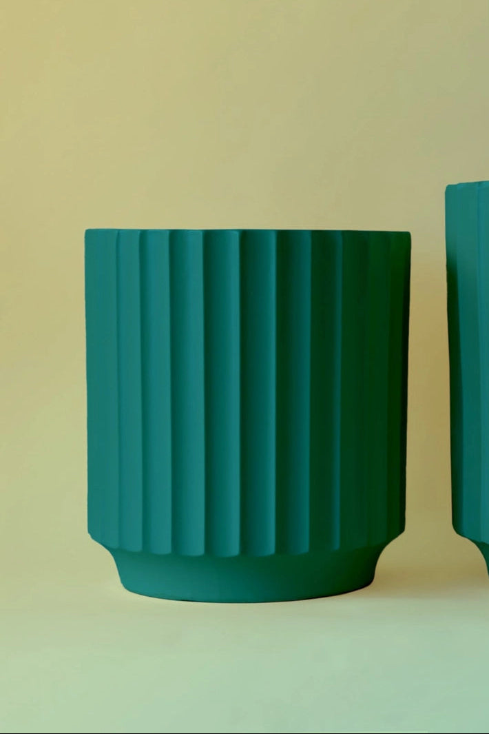 Monroe rainforest green textured planter on a light green background ©Jungle Club