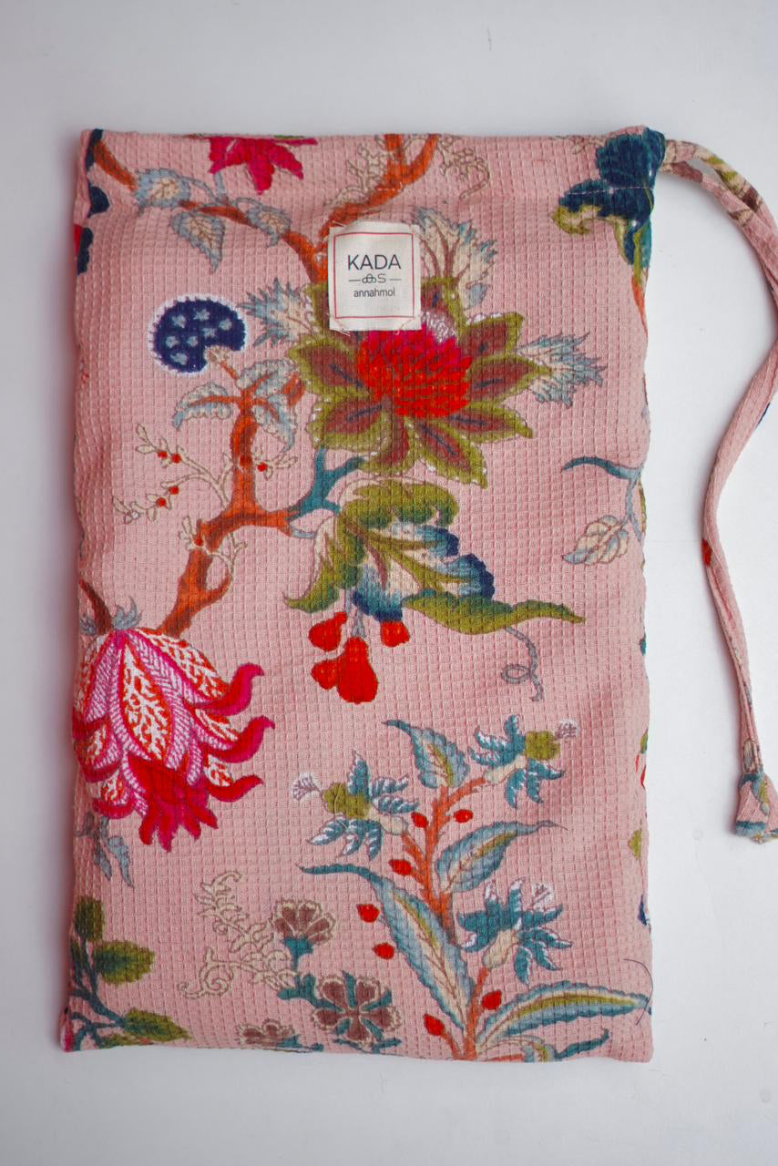 Waffle Cotton Beach Towel w/ Pouch Pink Fleur showing the bag ©Annahmol