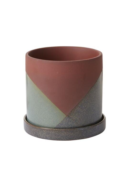 An El Cerro pot showing the geometric shades of terra cotta, ,blue and gray on a white background.