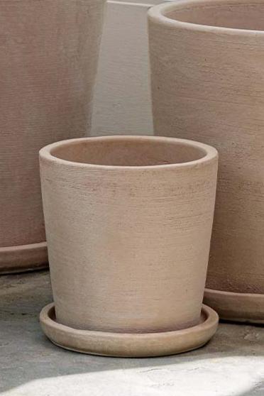 Small Maracay planter in a Shell finish empty with larger Maracay planters behind. 