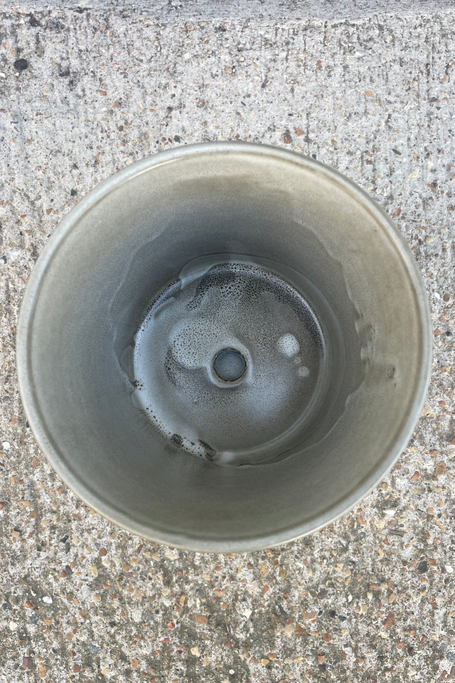 Photo from above of a white Watson pot on a gray surface ©Sprout Home