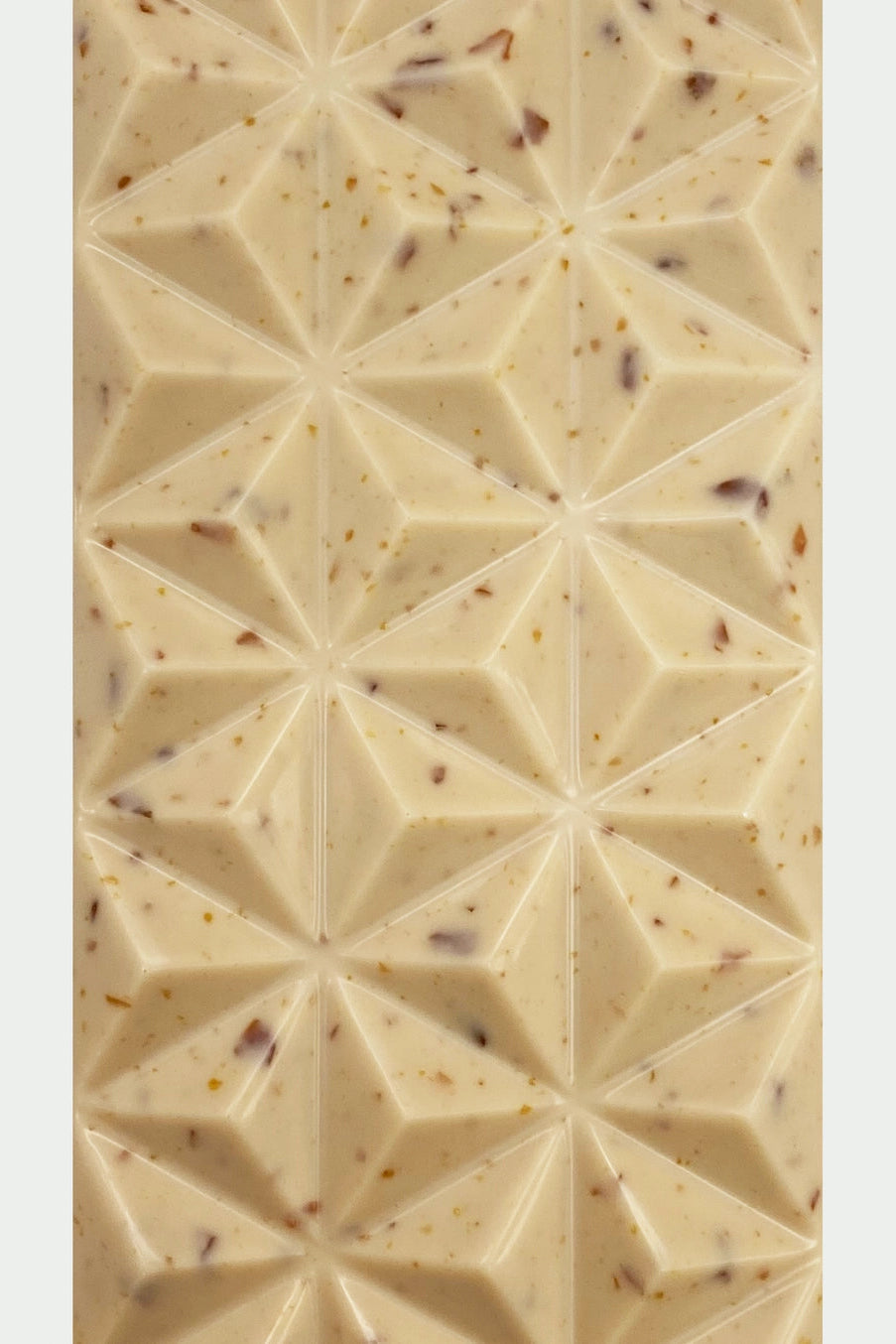 Close-up of a Creme Brûlée chocolate bar with a geometric pattern ©Deux Cranes