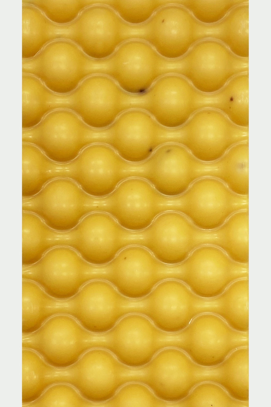 Close-up of a Passionfruit chocolate bar ©Deux Cranes