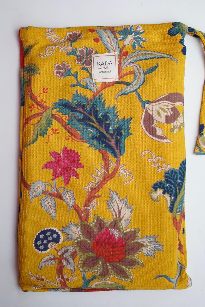 Floral-patterned pouch with drawstring on a white background, featuring the brand 'Kada' ©Annahmol